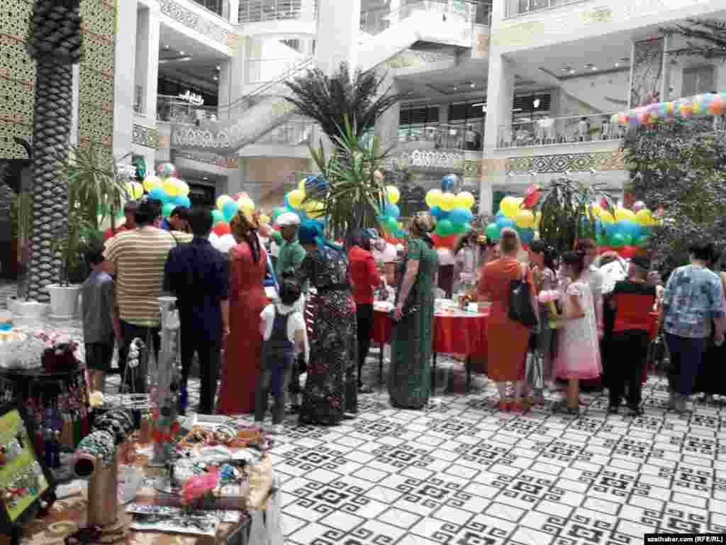 Aşgabatdaky &quot;Bagtyýarlyk&quot; söwda merkezinde gurnalan sergi