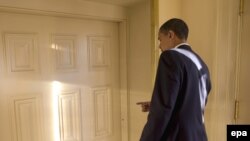 Prezident Obama Ağ Evdə Oval otağa tərəf gedir. 21 Yanvar 2009