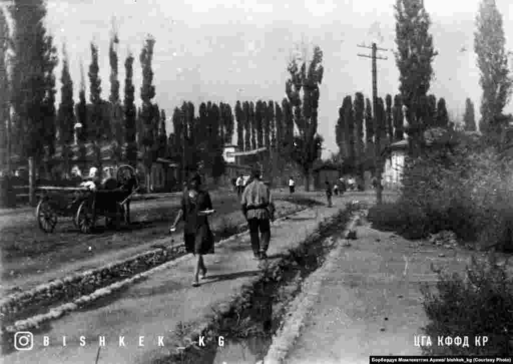 Фрунзе шаары 1930-жылдардын башы. (Азыркы Чүй жана Раззаков көчөлөрүнүн кесилиши).