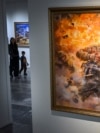 Полотно під назвою «Віддаючи безцінне життя» на виставці північнокорейського мистецтва в Москві. 8 жовтня 2025 року.<br><br>Ця картина є однією з кількох на виставці із зображенням північнокорейських військ, які воювали на боці Росії проти ЗСУ