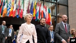 Ursula von der Leyen, az Európai Bizottság elnöke, Volodimir Zelenszkij ukrán államfő és Charles Michel, az Európai Tanács elnöke 2023. február 9-én Brüsszelben