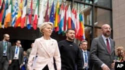 Președinta Comisiei Europene, Ursula vond der Leyen, președintele ucrainean Volodimir Zelenski și președintele Consiliului European Charles Michel. 