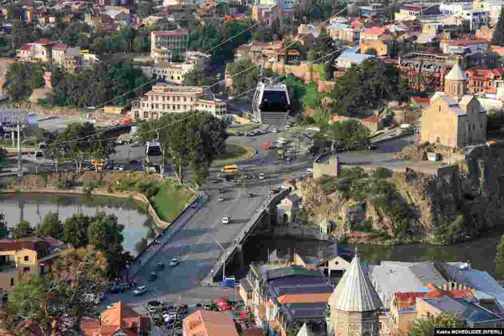 საბაგირო გზით მგზავრობისას თვალწინ იშლება ძველი თბილისის ხედები