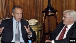 Министр иностранных дел Германии Франк-Вальтер Штайнмайер (справа) и его российский коллега Сергей Лавров беседуют во время встречи в Москве, 10 июня 2009