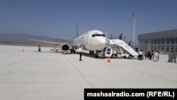 آرشیف- یک طیاره شرکت هواپیمایی آریانا در میدان هوایی بینالمللی حامد کرزی