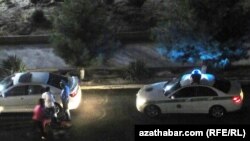 Polisiýa köçelerde gözegçilik edýär. Aşgabat (Arhiw suraty) 