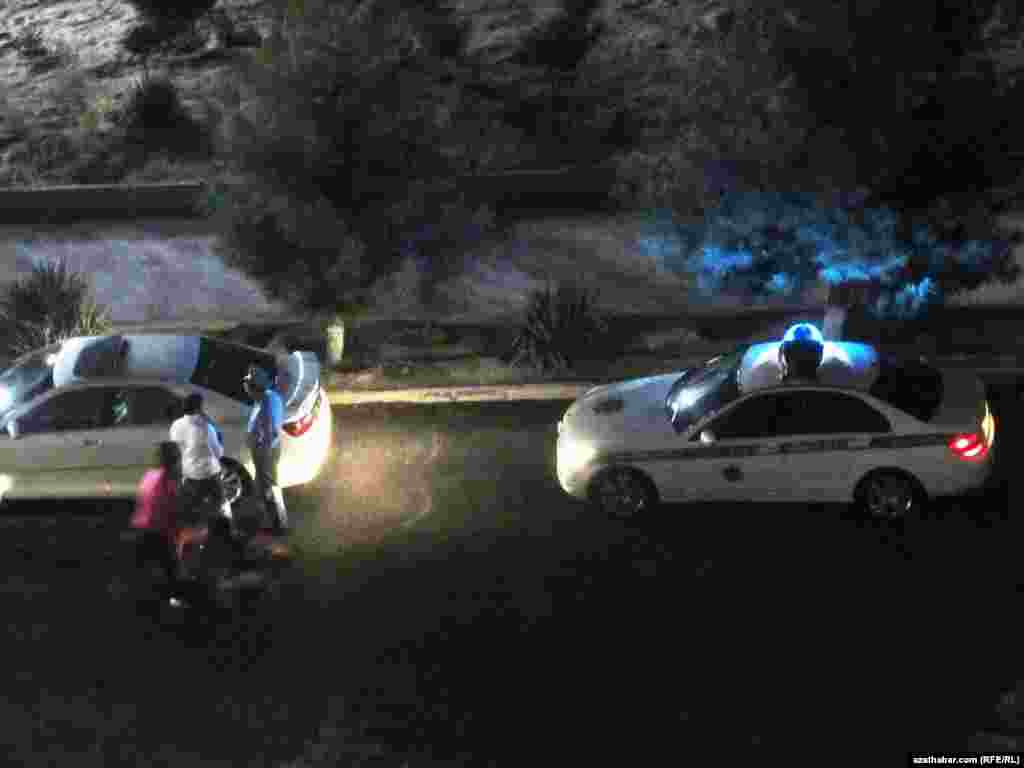 Polisiýanyň ýol gözegçilik gullugy resminamalary barlaýar