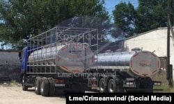 Российский бензовоз в Крыму с надписью «Молоко» и каркасом для маскировки под гражданский транспорт, июнь 2026 года