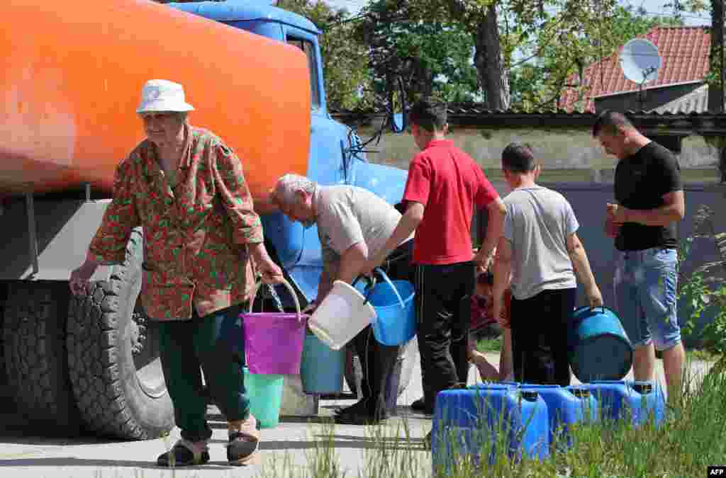 Місцеві жителі у черзі за питною водою у містечку Старий Крим. Закриті шлюзи Північнокримського каналу, який постачав воду з материка України на півострів. Фото зроблене 13 травня 2014 року