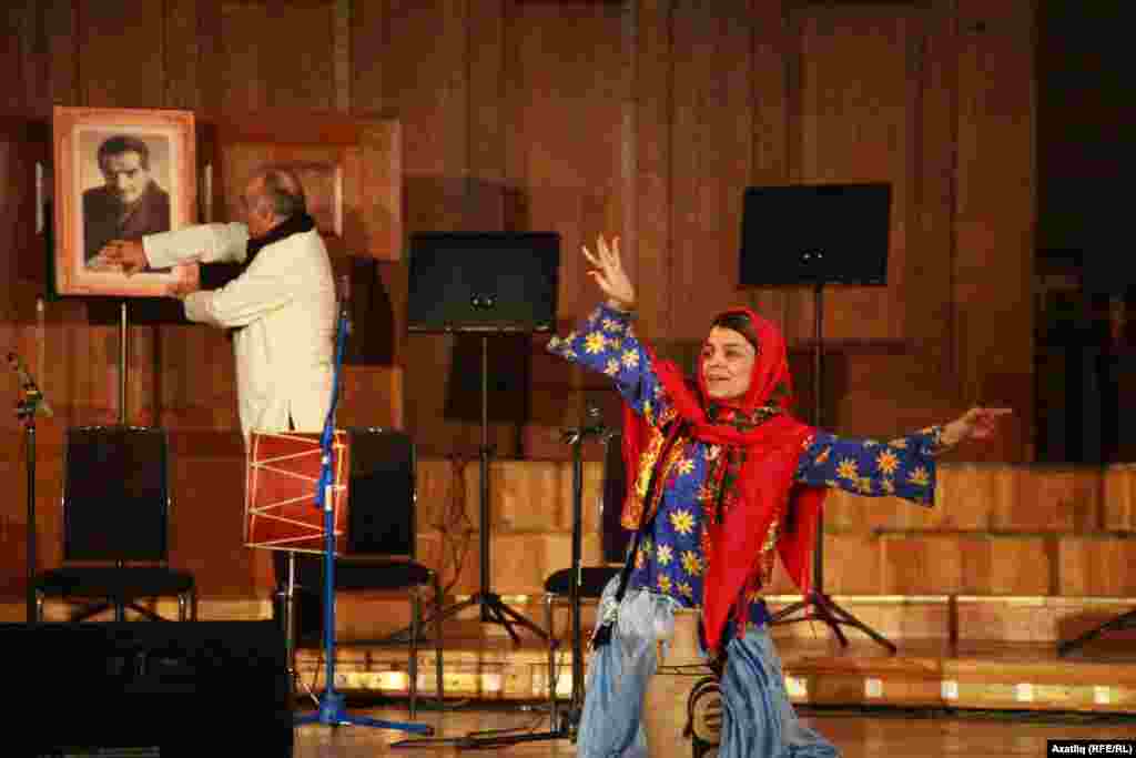 Театральләштерелгән тамашадан бер күренеш