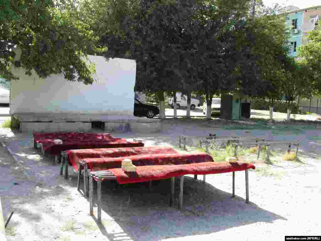 Howluda serilen halylar