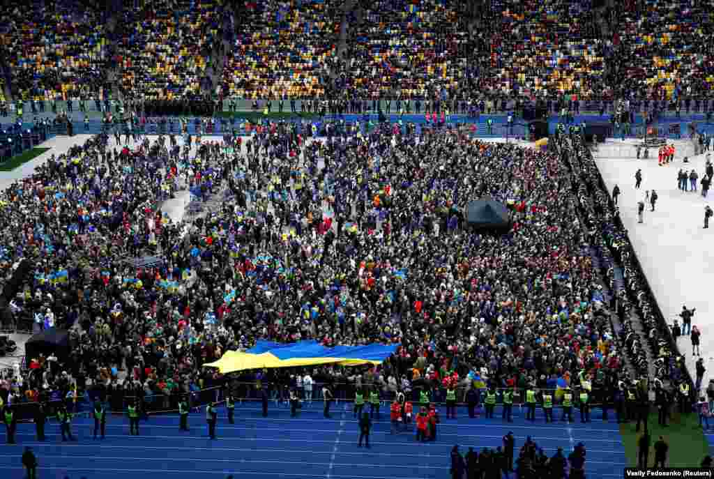 Натоўп гледачоў дэбатаў на стадыёне &laquo;Алімпійскі&raquo;.