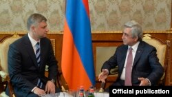 Президент Армении Серж Саргсян (справа) принимает директора ОАО «Российские железные дороги» Олега Белозерова, Ереван, 26 мая 2016 г.