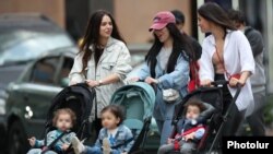 Armenia -- People stroll in downtown Yerevan, May 25, 2020.