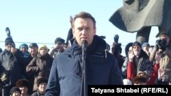 Оппозициялық саясаткер Алексей Навальный коммуналдық қызметі бағасын қымбаттатуға наразылық митингісінде сөйлеп тұр. Новосибирск, 19 наурыз 2017 жыл.