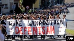 "В защиту наших рабочих мест" - демонстрация работников обанкротившейся компании Fagor в Мондрагоне 18 октября 2013 года. Предоставив Fagor 300 млн евро, кооператив отказал ей в дальнейшей помощи. 