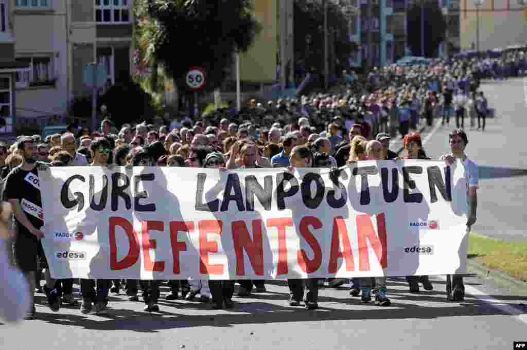 Mii de persoane au demonstrat în Spania, avînd pe fundal lozinca &quot;În apărarea slujbelor noastre&quot;.