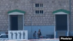 Захваченное группой «Сасна црер» здание полка ППС в Ереване