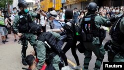 Антиурядові протестувальники під час сутичок з поліцією проти ухвалення суперечливого закону про національний гімн Китаю. Гонконг, 27 травня 2020 року