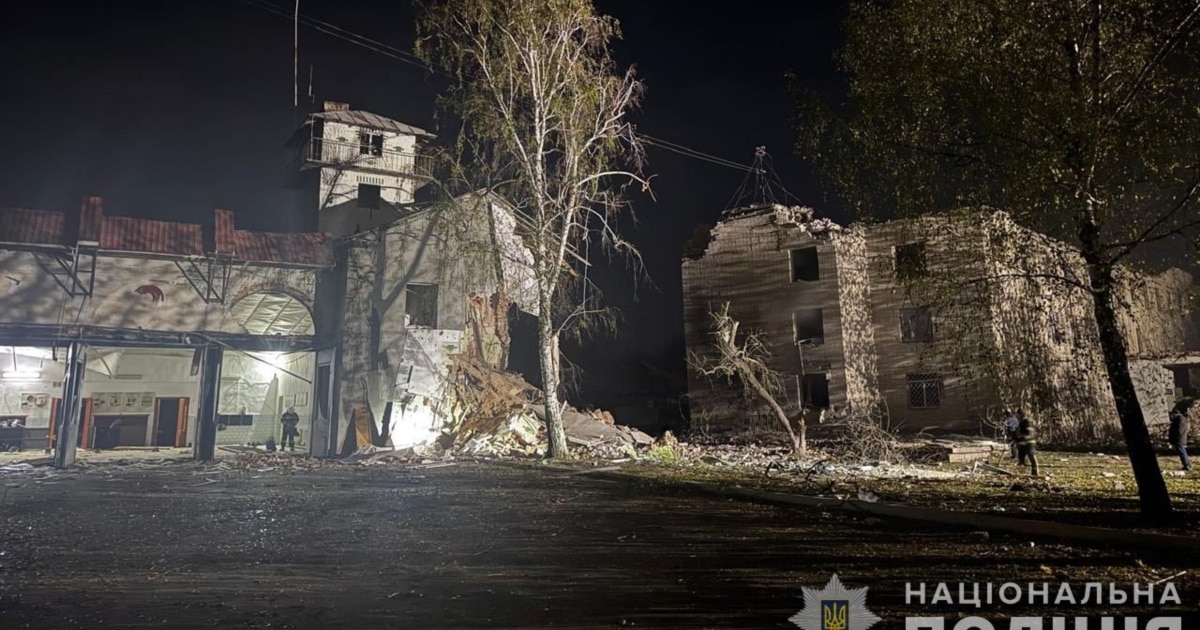 У Шостці внаслідок удару РФ знищено будівлю поліції, 22 поранених