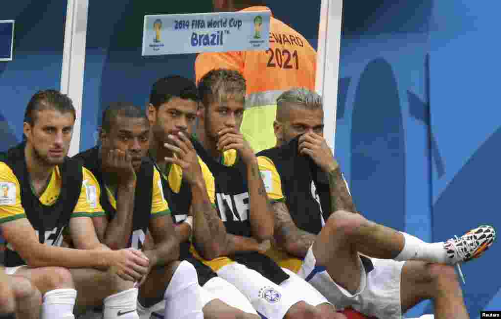 Brazil's Dani Alves (R), Neymar (2nd R), Hulk (3rd R) and teammates watch the 2014 World Cup third-place playoff between Brazil and the Netherlands at the Brasilia national stadium in Brasilia