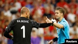 Arbitrul Francois Letexier discută cu Predrag Rajkovic din Serbia. Meciul Danemarca-Serbia, Euro 2024, Grupa D, Football Arena, Munchen, Germania - 25 iunie 2024