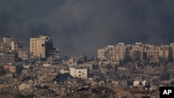 Tym i zi ngrihet lart pas një sulmi izraelit në Rripin e Gazës, 21 nëntor 2023.