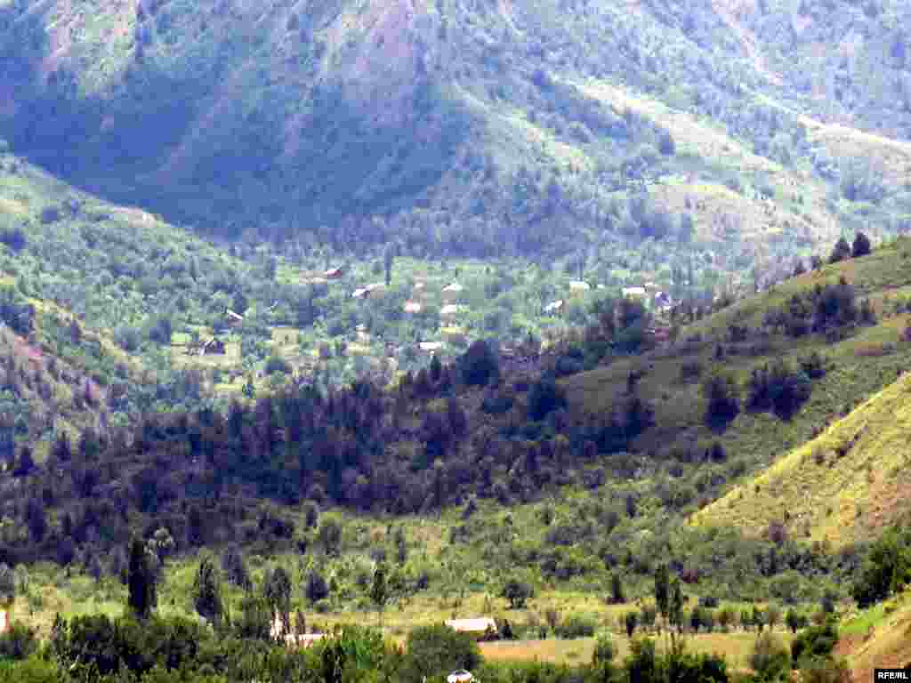 Деҳоти ноҳияи Тавилдара - Tajik - Tavildara - view of a village - 16Jul2009