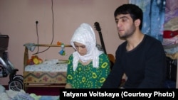 Зарина Юнусова и Рустам Назаров, родители погибшего в петербургской больнице младенца Умарали.