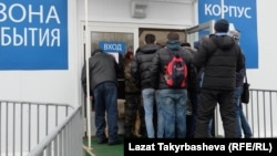 Москва четиндеги миграция борборуна келген мигранттар