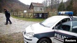 Policija na ulazu u selo Gornja Maoča kod Maglaja, koji je obilježen zastavom Islamske države Iraka i Levanta 