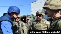 Ґевін Вільямсон (ліворуч) і командувач Операціхї об’єднаних сил Сергій Наєв (другий праворуч) на Донбасі
