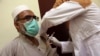 ارشیف، یو تن افغان وګړی د کرونا ضد واکسین کوي