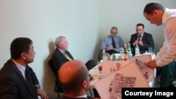 USAID Merkezi we Günorta Aziýa boýunça administratorynyň kömekçisiniň orunbasary Hawiýer Piýedra Türkmenistana geldi. Aşgabatdaky Amerikan ilçihanasynyň suraty.