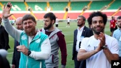 Чечен президенти Рамзан Кадыров жана Египеттин курама командасынын оюнчусу Мохаммед Салах.
