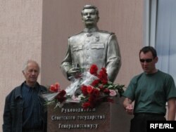 Мужчины фотографируются у памятника Сталину. Запорожье, 5 мая 2010 года.