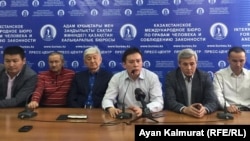 Активист Жанболат Мамай (в центре) и политик Тулеген Жукеев (третий слева) на «чрезвычайной пресс-конференции» «О съезде Демократической партии в условиях чрезвычайного давления». Алматы, 19 февраля 2020 года.