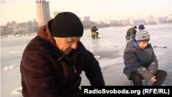 Попри ризик провалитися під лід, рибаки приходять на водойму