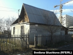 Дом, в котором последние полгода после выселения живет семья Сандугаш Серикбаевой.