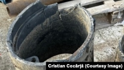 Casetă din beton pe care o spărgeau la Crevedia pentru a permite pompierilor accesul la hidrant