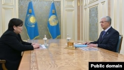 Қазақстан президенті Қасым-Жомарт Тоқаев Конституциялық сот төрағасы Эльвира Әзімованы қабылдап отыр.