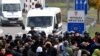 Hrvatska policija negira da je migrantima na glavama iscrtala križeve