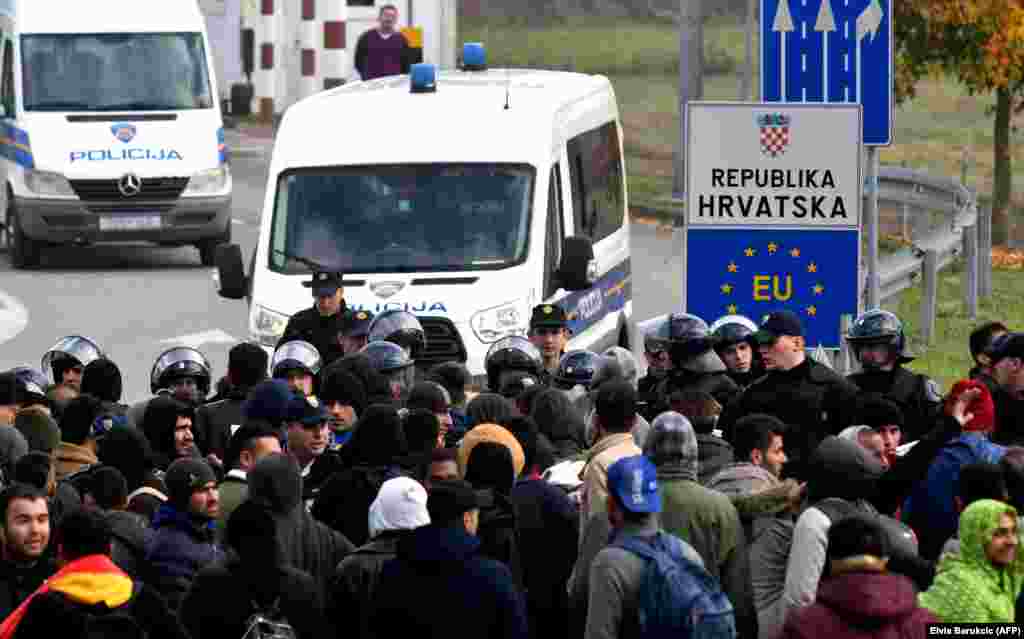 ХРВАТСКА / БИХ - Министерството за внатрешни работи на Хрватска на граничниот премин Маљевац кон Босна и Херцеговина постави висока метална заштитна ограда, која треба да ги спречи мигрантите илегално да влезат во земјата.