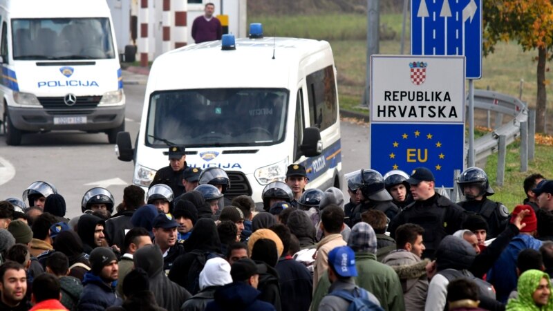 Hrvatska policija negira da je migrantima na glavama iscrtala križeve