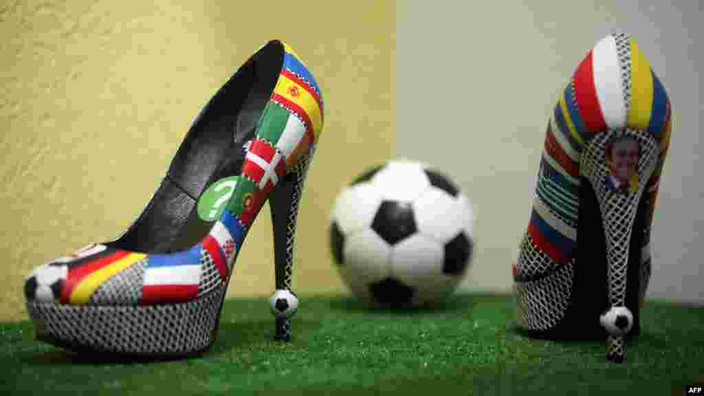 K&euml;puc&euml; me flamuj nga &quot;Euro 2012&quot; t&euml; dizajnuara nga Igor Zaytsev, Ukrain&euml;...