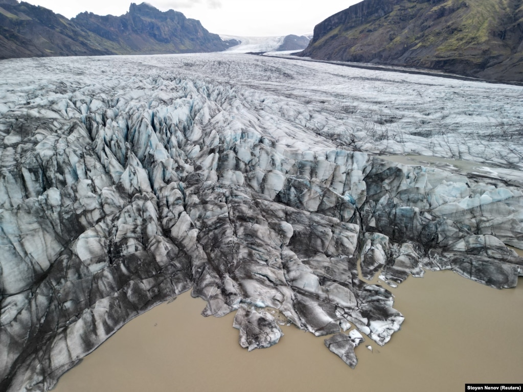 Pamje e akullnajës Skaftafellsjokull, në dalje të parkut Vatnajokull, në jug të Islandës, 12 gusht 2024.