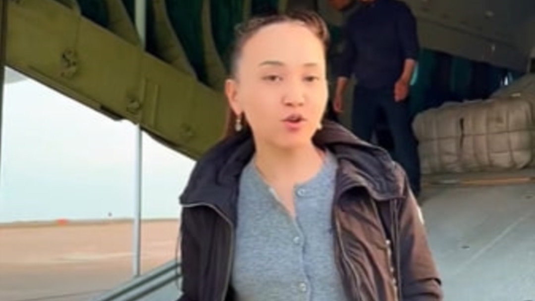 Жалаңаш еврей әйелді үлкен пландағы порно фотоға түсіреді