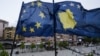 Zastave EU i Kosova na glavnom trgu u Prištini, fotoarhiv