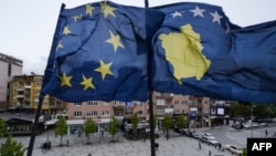 Drapelul UE alături de drapelul Kosovo, în centrul orașului Priștina