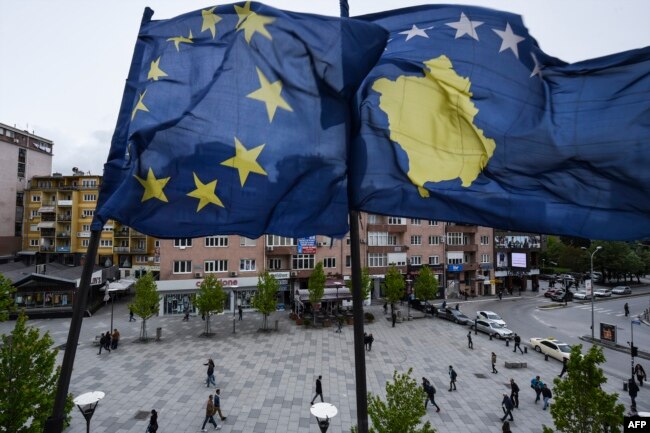 Flamujt e Bashkimit Evropian dhe Kosovës në sheshin e Prishtinës.